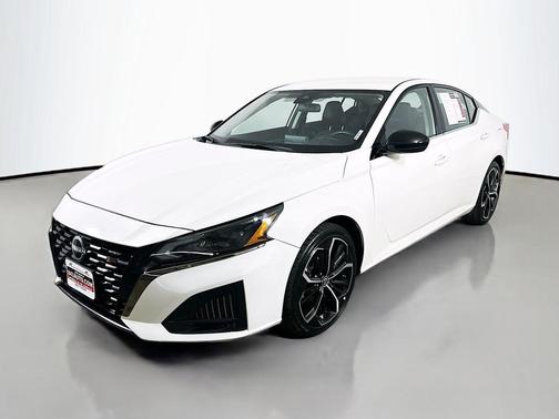 Glacier White 2024 Nissan Altima SR FWD