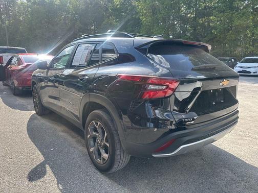 Mosaic Black Metallic 2025 Chevrolet Trax LT