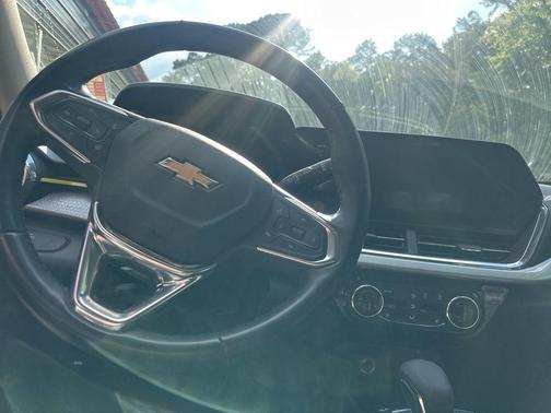 Mosaic Black Metallic 2025 Chevrolet Trax LT