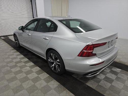 2022 Volvo S60 T5 R-Design