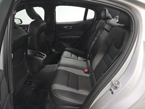 2022 Volvo S60 T5 R-Design