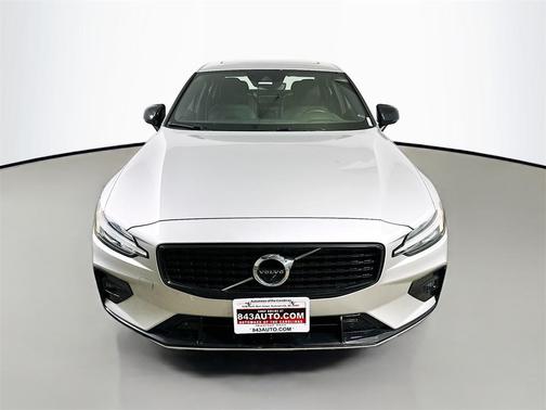2022 Volvo S60 T5 R-Design