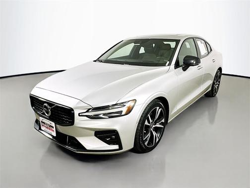 2022 Volvo S60 T5 R-Design
