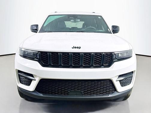 Bright White Clearcoat 2023 Jeep Grand Cherokee Altitude