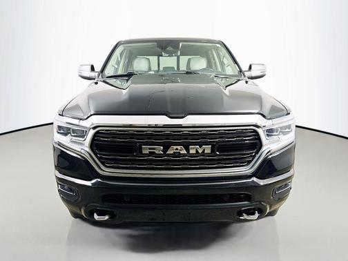 Diamond Black Crystal Pearlcoat 2023 RAM 1500 Limited