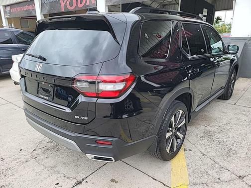 Crystal Black Pearl 2023 Honda Pilot AWD Elite
