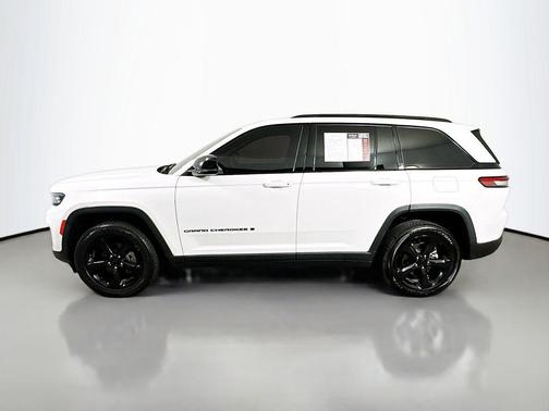 Bright White Clearcoat 2023 Jeep Grand Cherokee Altitude