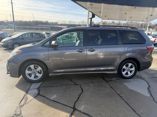 2018 Toyota Sienna LE