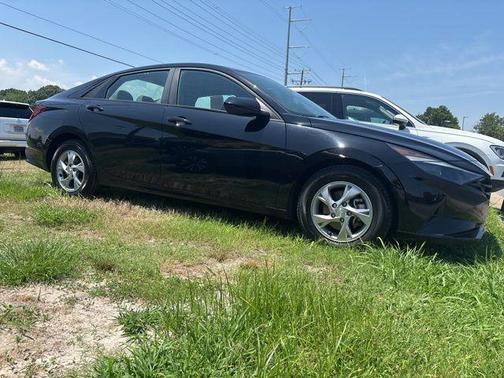 2022 Hyundai ELANTRA SE
