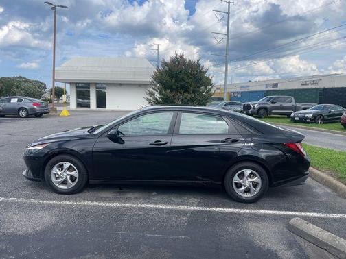 2022 Hyundai ELANTRA SE