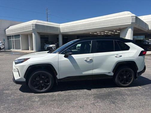 Blizzard Pearl / Midnight Black Metallic 2022 Toyota RAV4 Hybrid XSE