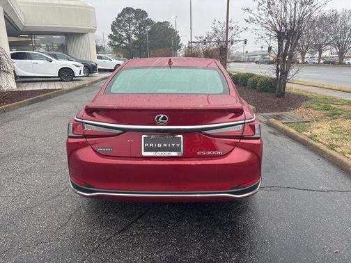 2025 Lexus ES 300h Luxury