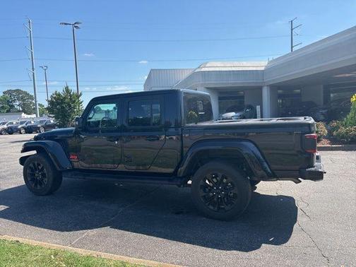 Black Clearcoat 2023 Jeep Gladiator Overland