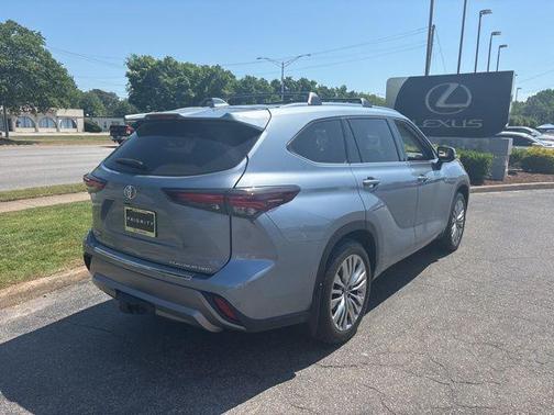 Moon Dust 2024 Toyota Highlander Platinum