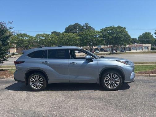 Moon Dust 2024 Toyota Highlander Platinum