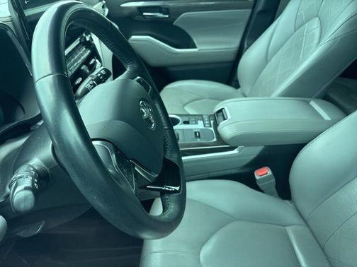 Moon Dust 2020 Toyota Highlander Hybrid Platinum