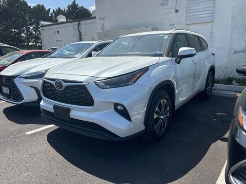 Pearl 2022 Toyota Highlander XLE