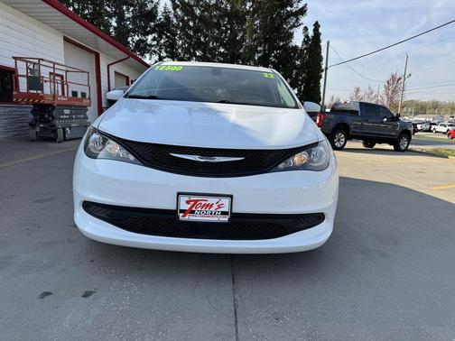 2022 Chrysler Voyager LX