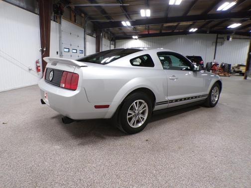 2005 Ford Mustang Deluxe