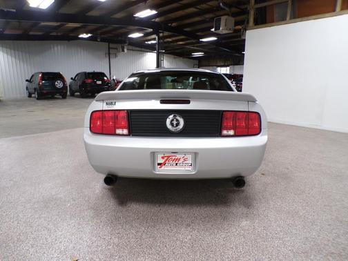 2005 Ford Mustang Deluxe