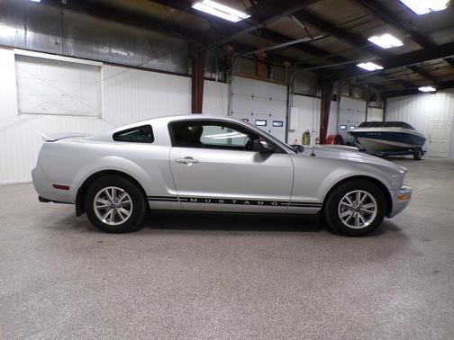 2005 Ford Mustang Deluxe