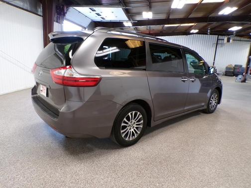 2018 Toyota Sienna XLE