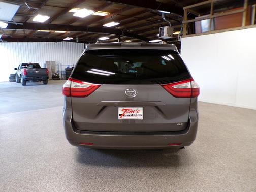 2018 Toyota Sienna XLE