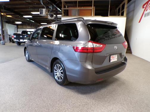 2018 Toyota Sienna XLE