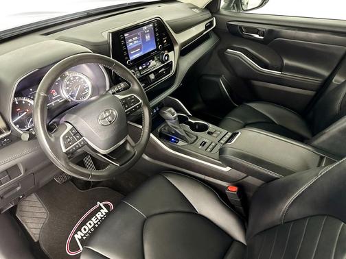 Celestial Silver Metallic 2022 Toyota Highlander XLE