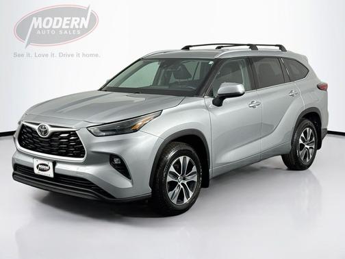Celestial Silver Metallic 2022 Toyota Highlander XLE