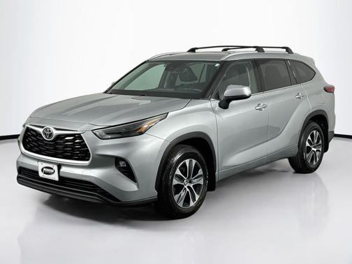 Celestial Silver Metallic 2022 Toyota Highlander XLE