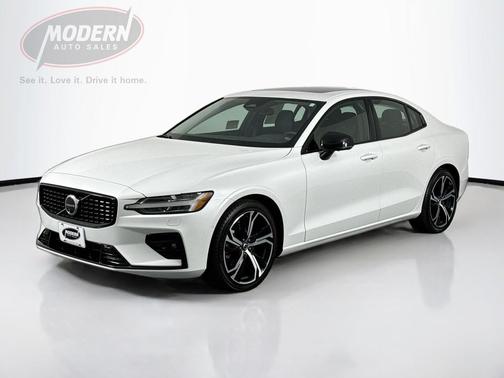 2024 Volvo S60 B5 Plus Dark Theme