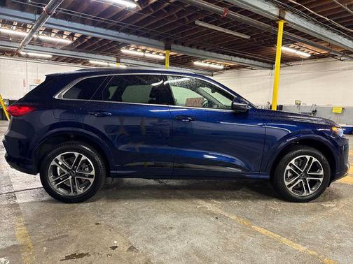 Navarra Blue Metallic 2025 Audi Q5 Premium TFSI quattro S tronic