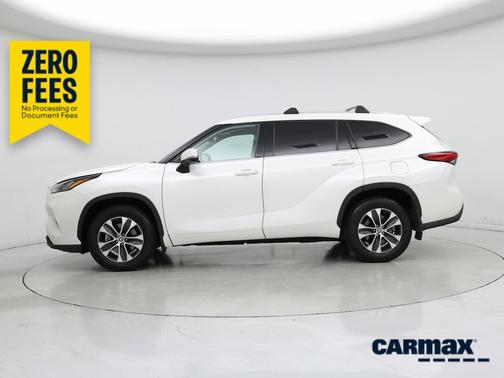 White 2020 Toyota Highlander XLE