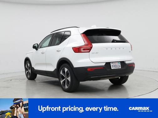 White 2023 Volvo XC40 B4 Ultimate Dark Theme