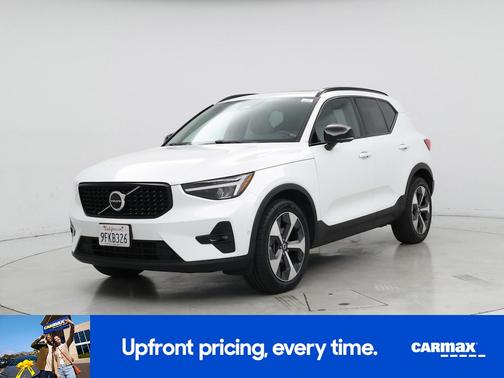 White 2023 Volvo XC40 B4 Ultimate Dark Theme