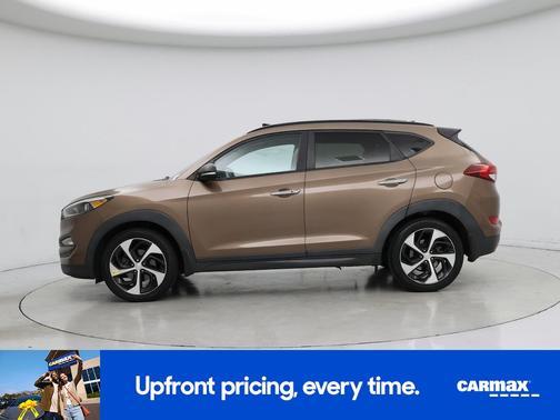 White 2016 Hyundai TUCSON SE