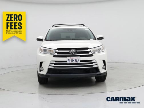 White 2019 Toyota Highlander XLE