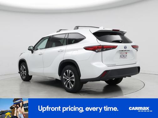 White 2022 Toyota Highlander Hybrid XLE