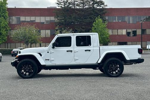 Bright White Clearcoat 2025 Jeep Gladiator Sport