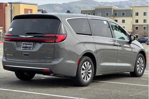 2025 Chrysler Pacifica Hybrid Select