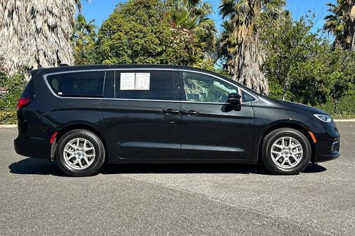 Brilliant Black Crystal Pearlcoat 2023 Chrysler Pacifica Touring-L