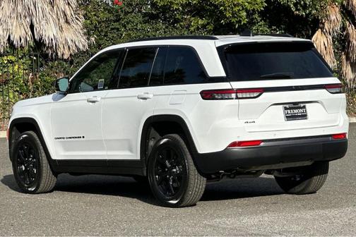 Bright White Clearcoat 2026 Jeep Grand Cherokee Laredo