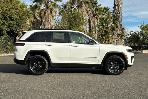 Bright White Clearcoat 2026 Jeep Grand Cherokee Laredo