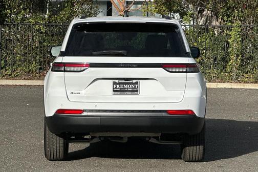 Bright White Clearcoat 2026 Jeep Grand Cherokee Laredo