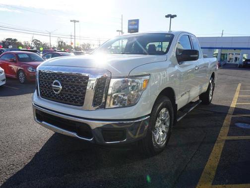 Photo 2 of 23 of 2018 Nissan Titan SV
