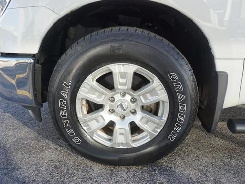 Photo 3 of 23 of 2018 Nissan Titan SV