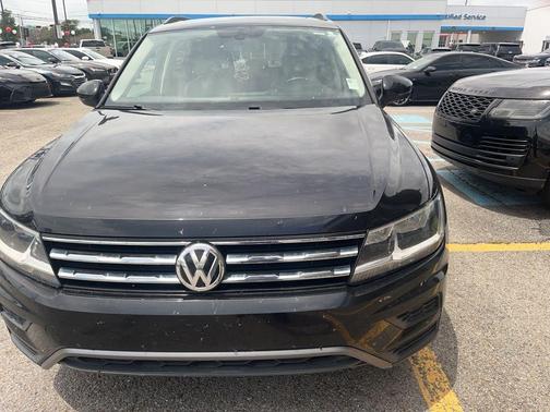 Deep Black Pearl Effect 2020 Volkswagen Tiguan 2.0T SE