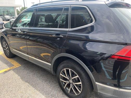 Deep Black Pearl Effect 2020 Volkswagen Tiguan 2.0T SE