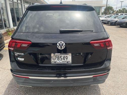 Deep Black Pearl Effect 2020 Volkswagen Tiguan 2.0T SE